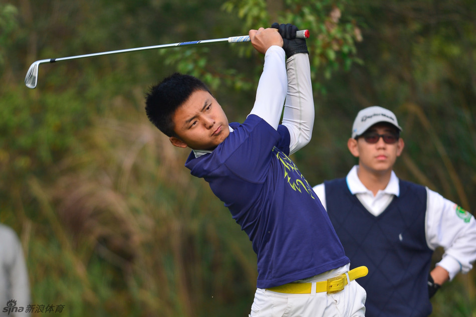 陈顾新屈膝观察果岭曲线，专注神情仿佛时间在此刻静止，只为寻找那一条隐秘的进洞路径