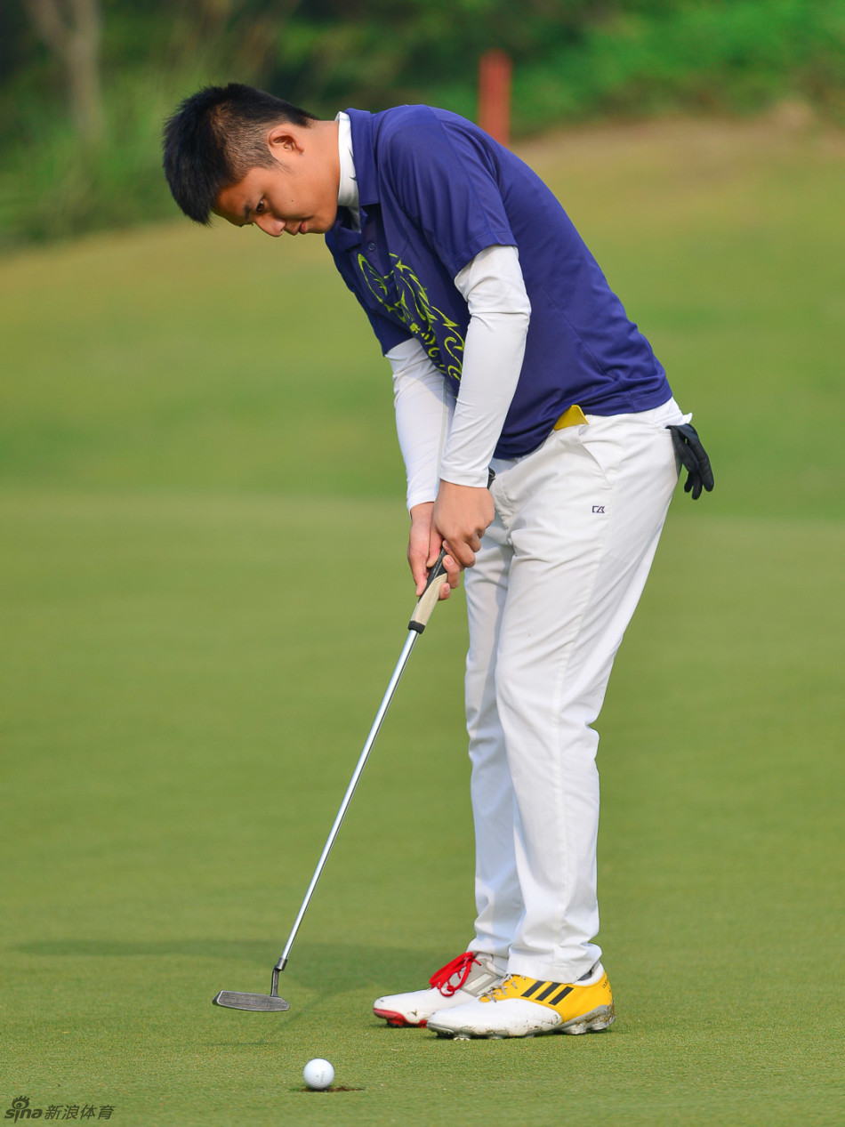 成禧荣推杆进洞后展露灿烂笑容，握拳庆祝的姿势充满青春的活力与成就感