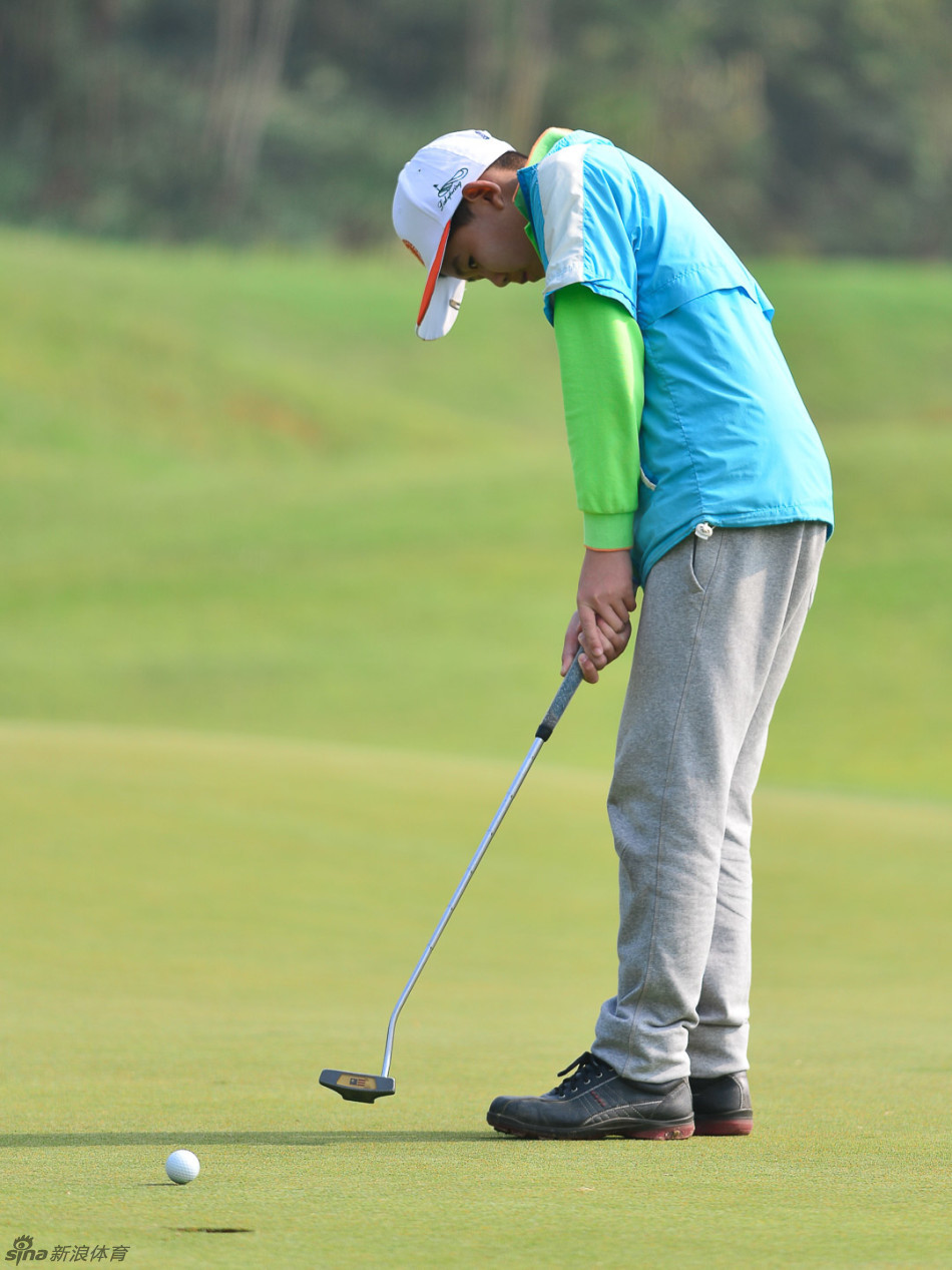 韩雨岑优雅开球瞬间，身姿舒展如舞，白色小球在蓝天下划出理想弧线