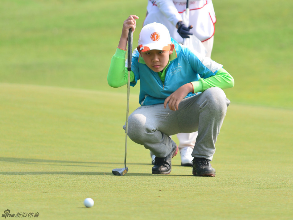 冀怡帆推击时屏息凝神，指尖微调推杆角度，成败尽在毫厘之间的精准掌控