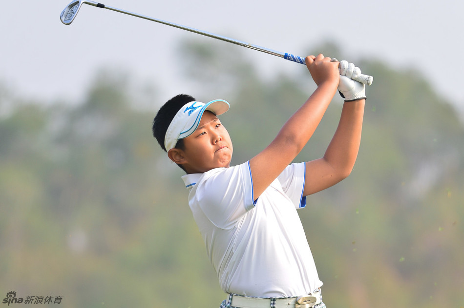 梁恩旗开球前沉稳站立，视野开阔审视球道，仿佛将军布局即将挥杆出征