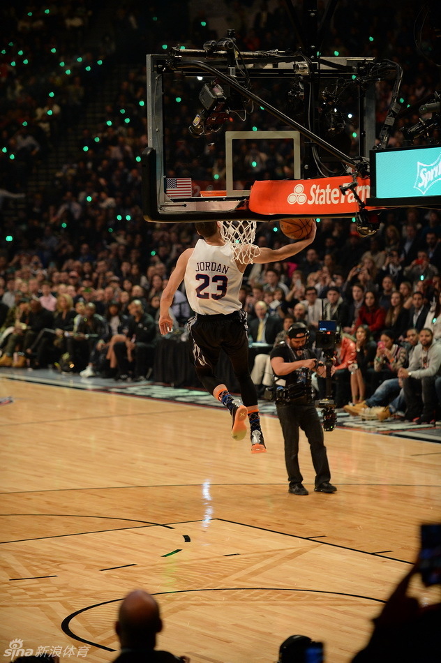 北京时间2015年2月15号,nba全明星赛,压轴的扣篮大赛,拉文凭借四次