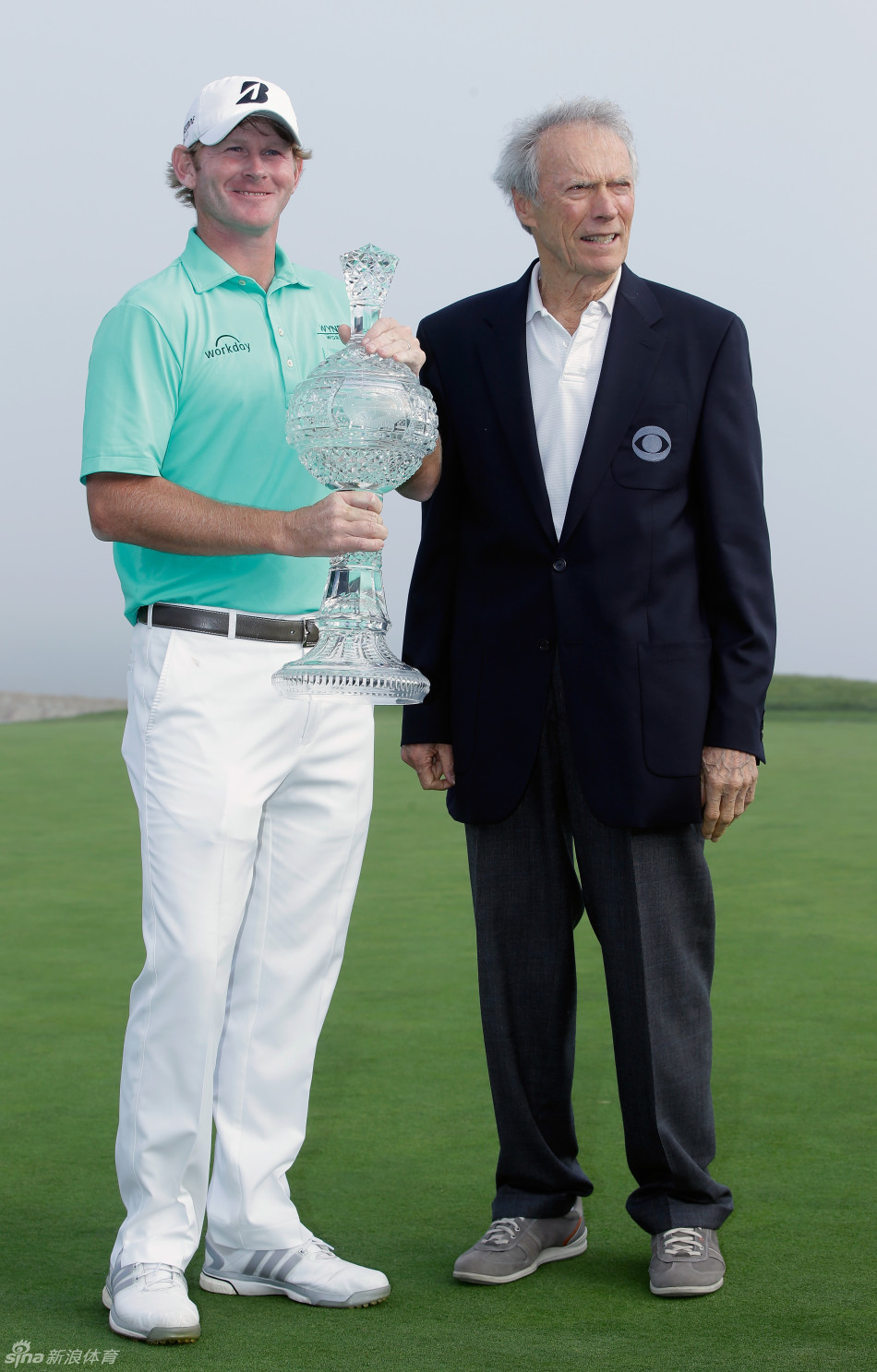 斯内德克尔在果岭上全神贯注,审视线路,计算着决定胜负的一推