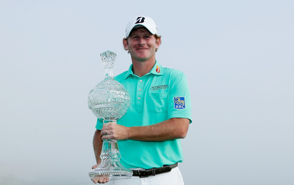 斯内德克尔在万众瞩目下高举冠军奖杯,脸上洋溢着自信与胜利的笑容