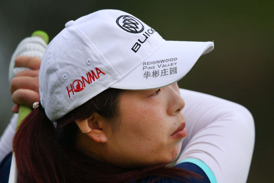 冯珊珊全神贯注于果岭边的切杆,身体形成完美的力学轴线,仿佛下一刻就能将球精准送至洞杯旁