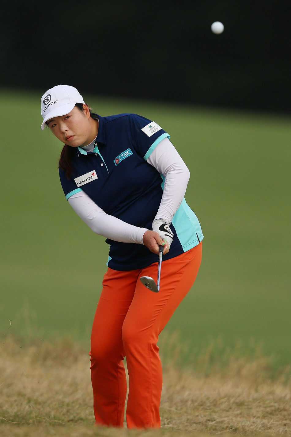 冯珊珊与团队在赛前试场中并肩而行,边走边认真探讨策略,为即将到来的大战做最后准备