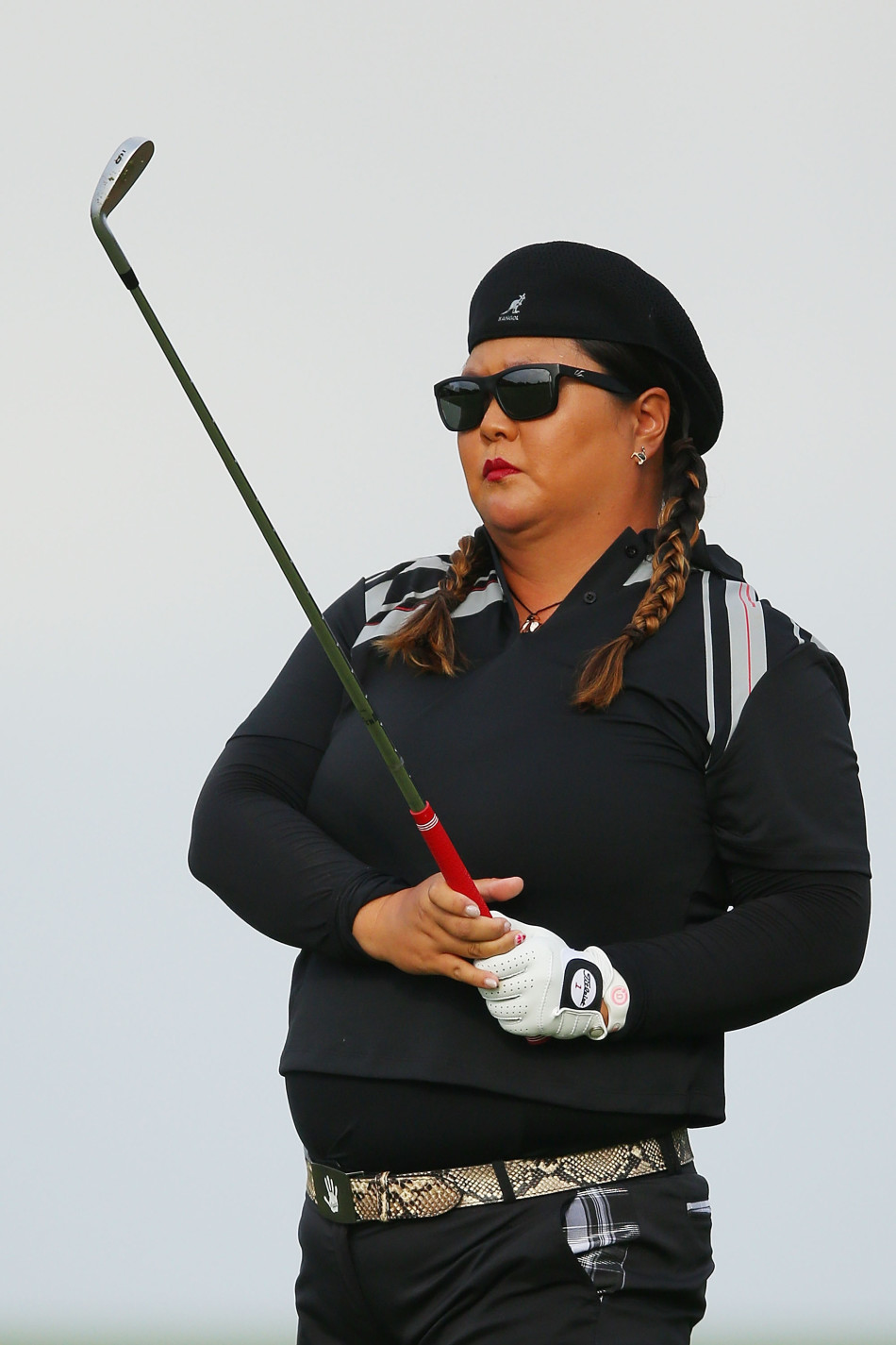 金楚笼在果岭上专注推杆,她正在仔细阅读复杂的草纹线路,寻求一击制胜的机会