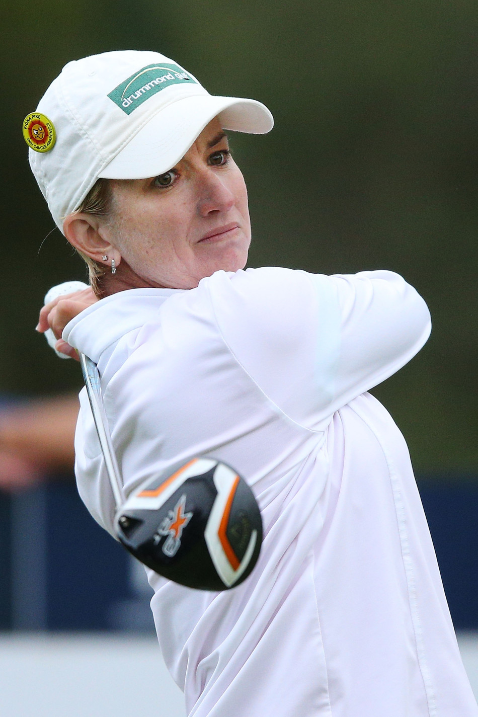 曾雅妮在练习场独自刻苦训练,挥杆动作简洁有力,眼神中充满了对胜利的渴望