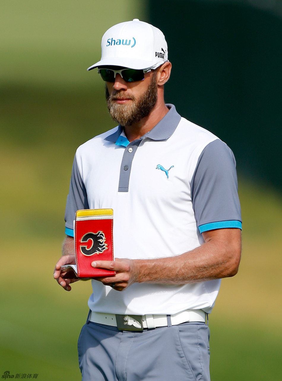 留着浓密胡须的德拉特展示力量型挥杆