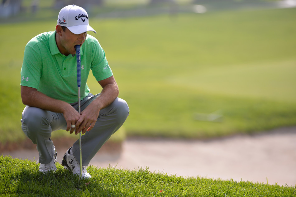 比赛间隙，一名球员在球车上享受片刻宁静