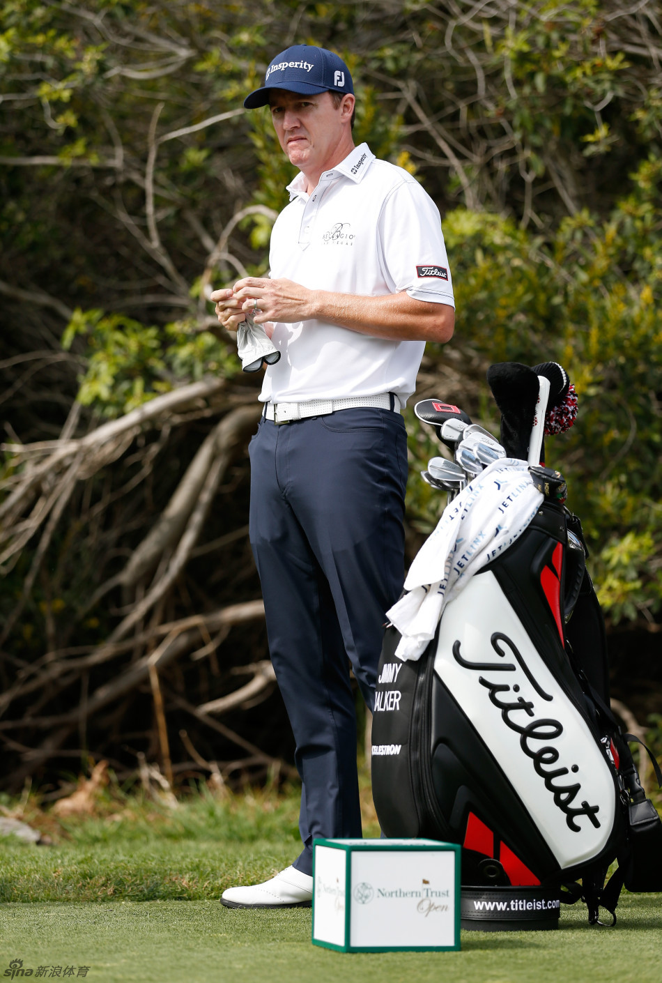 杰米·沃克尔全神贯注，即将开出重要一球