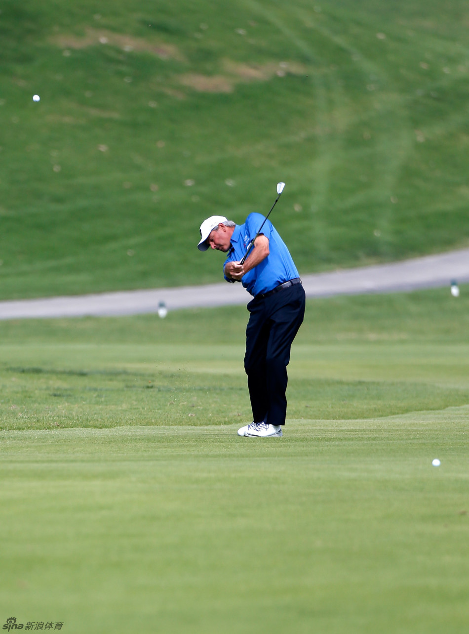 老将卡波斯精准攻果岭，小球飞向旗杆