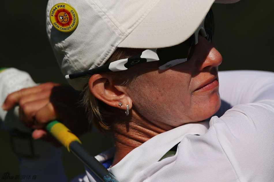 球员在练习场专注击球，身影与远处的灯光构成一幅宁静而富有动感的画面。