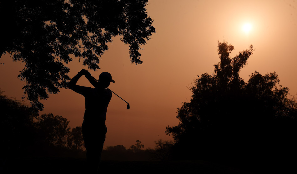 清晨时分,德里高尔夫球场笼罩在金色的晨曦薄雾中,远方树木与球道轮廓逐渐显现,充满了宁静与生机