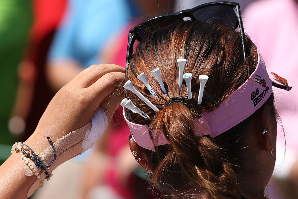 张哈娜头戴一顶设计精巧的发卡，在赛场上露出从容自信的微笑，气质卓然。