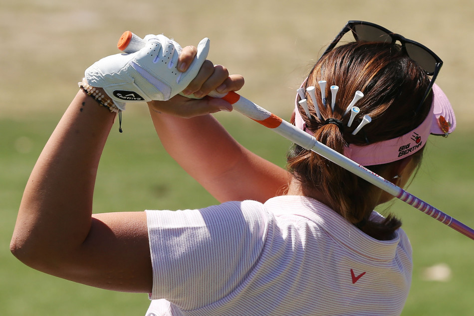 张哈娜在击球后俏皮地吐了吐舌头，展现了严肃竞赛中轻松可爱的一面。