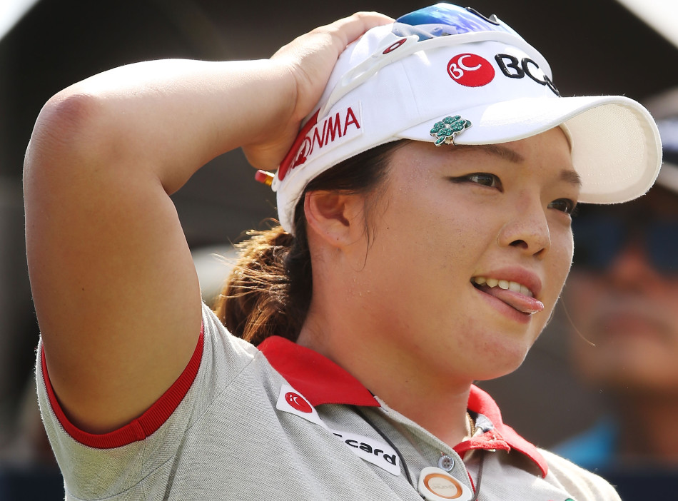 练习场中，黑色的高尔夫球在夜色衬托下格外醒目，形成强烈的视觉焦点。