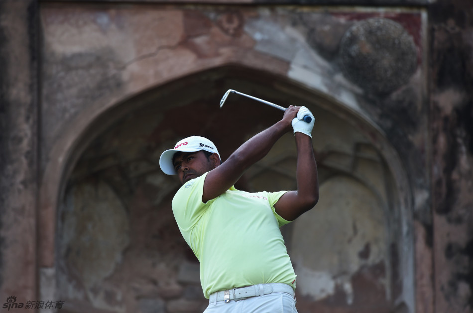 拉西里双手高高捧起马来西亚公开赛冠军奖杯，笑容灿烂，沉浸在胜利的喜悦之中。