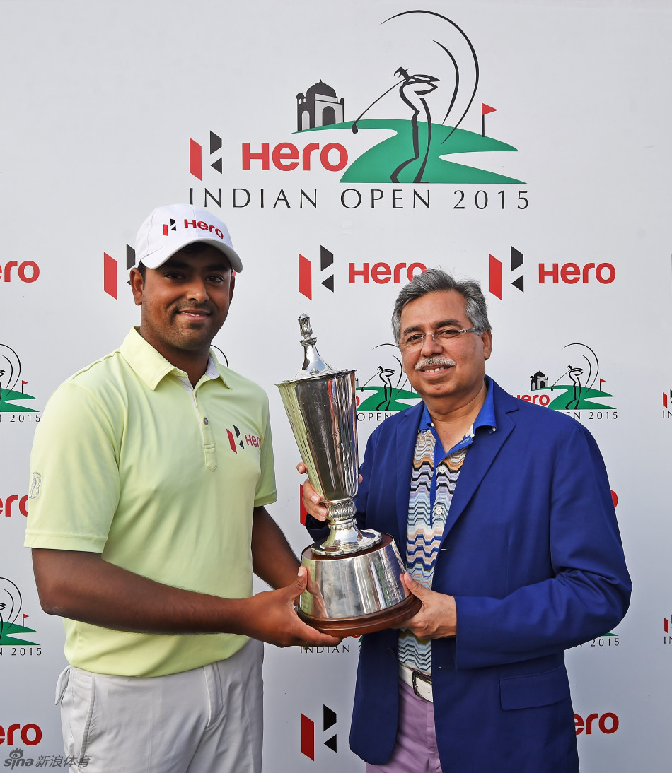 拉西里在赛后新闻发布会上微笑着分享夺冠心得，面前摆放着闪亮的奖杯。