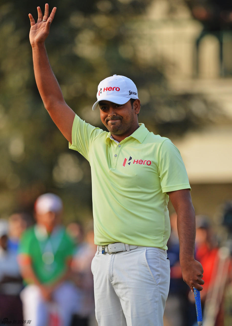 拉西里在第十七洞果岭外长推抓鸟后，激动地挥拳庆祝，这一击几乎锁定胜局。