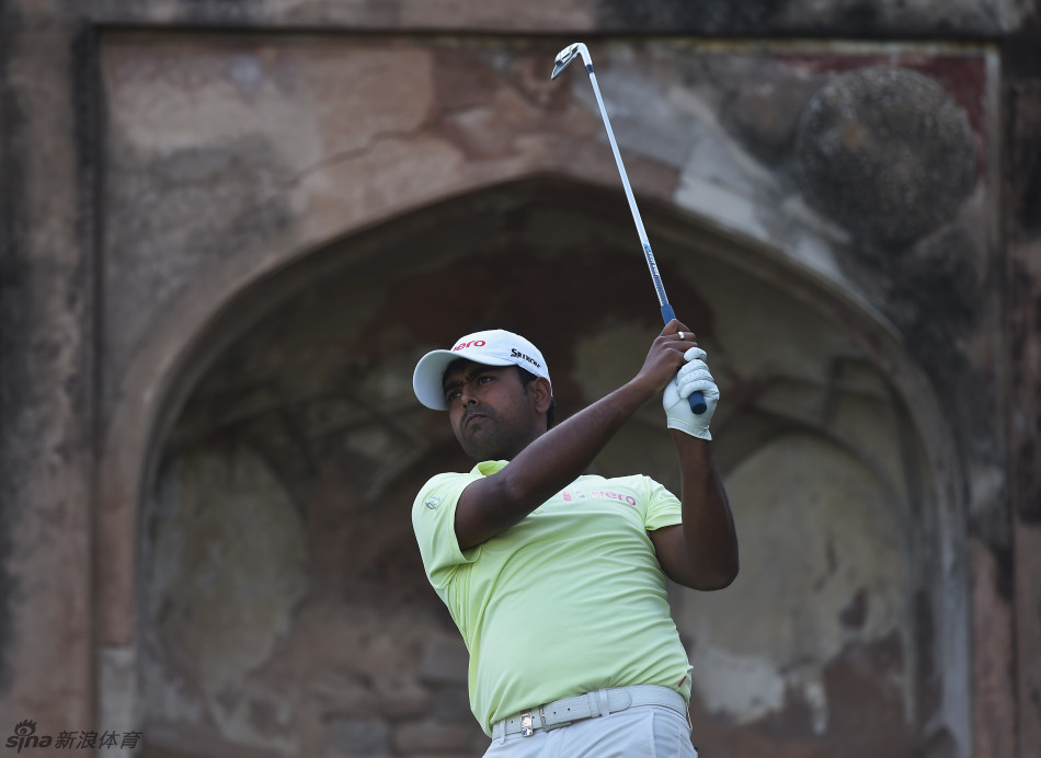 拉西里与对手在延长赛中紧张对决，两人表情严肃，气氛凝固。