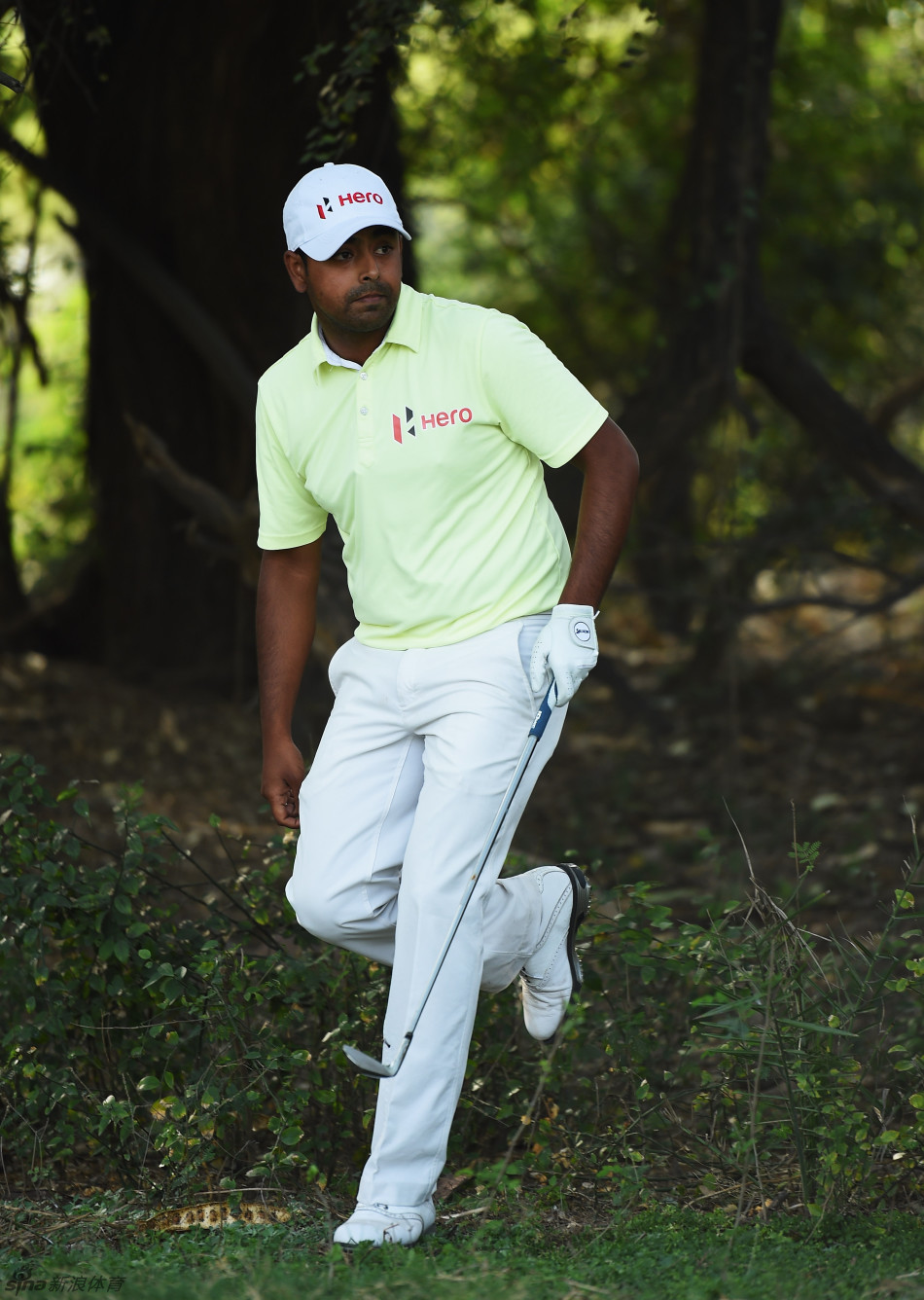 拉西里向现场观众脱帽致意，脸上洋溢着胜利者的谦和与喜悦。