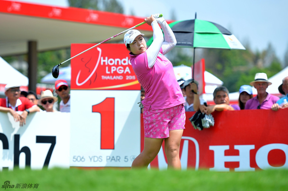 冯珊珊在赛场上绽放自信笑容，尽显中国高尔夫一姐的从容与风范。