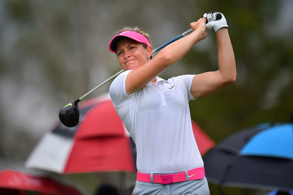 美国力量型球手莱克西·汤普森正完成一次干净利落的铁杆击球，小球即将精准飞向目标