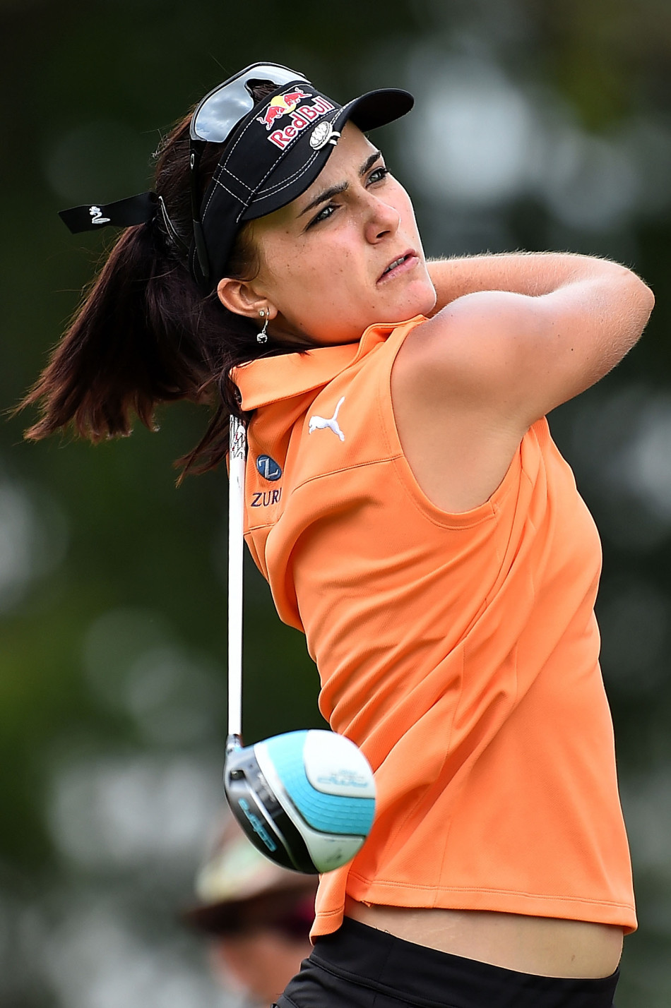 新生代球员夏安·伍兹优雅收杆，动作协调而稳定，预示着高球界又一颗新星正在升起