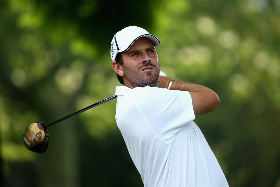 托马斯·艾肯在西班牙公开赛夺冠后深情仰天,将胜利献给刚刚逝去的高球传奇塞弗·巴耶斯特罗斯。