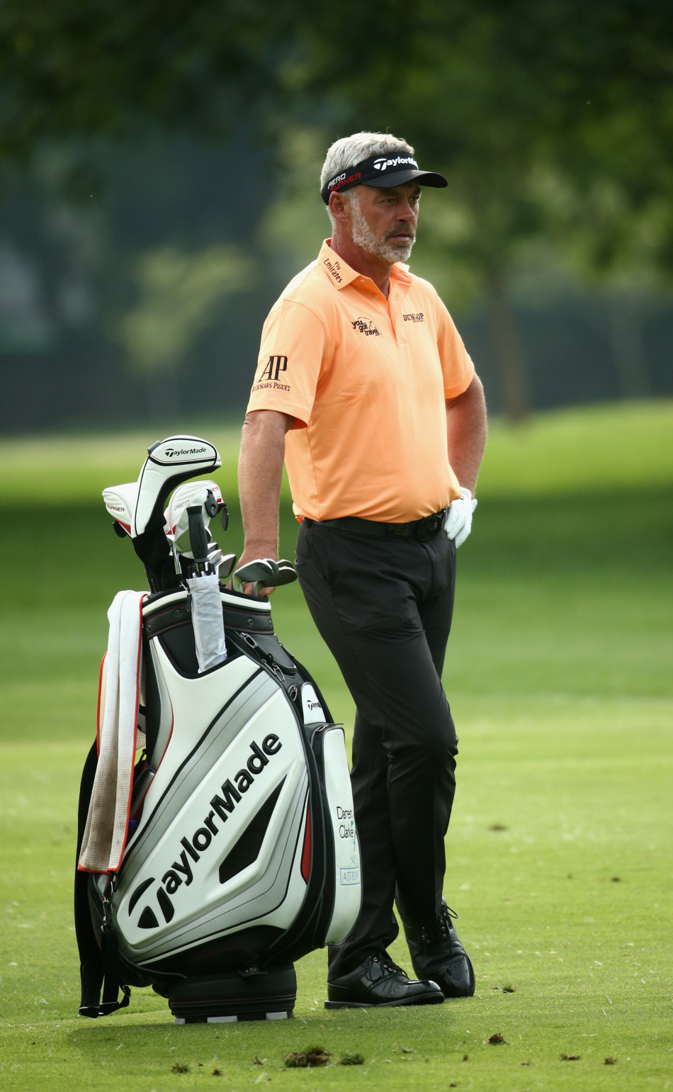 达伦·克拉克在开球后露出标志性的宽厚笑容,尽管个人状态起伏,他依然享受着比赛的过程。