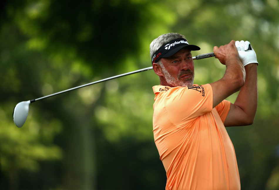 达伦·克拉克完成一次开球后,潇洒收杆,目光追随小白球飞向远方。