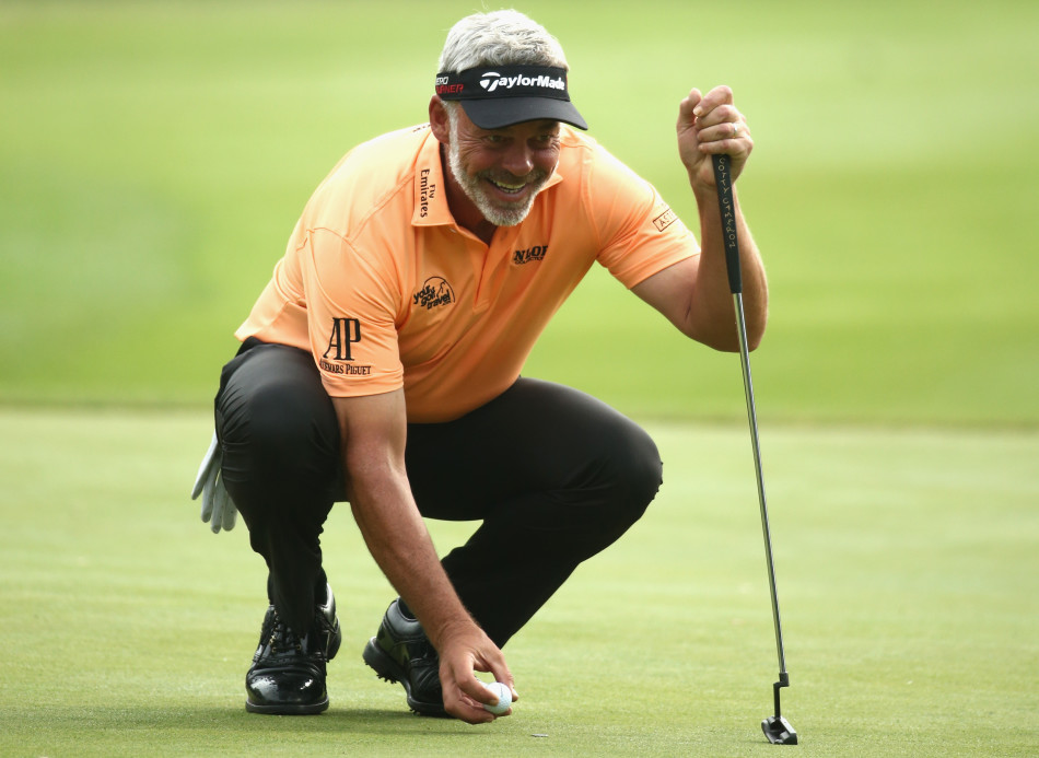 托马斯·艾ken在球场上阔步前行,自信从容,展现新生代冠军的昂扬姿态。