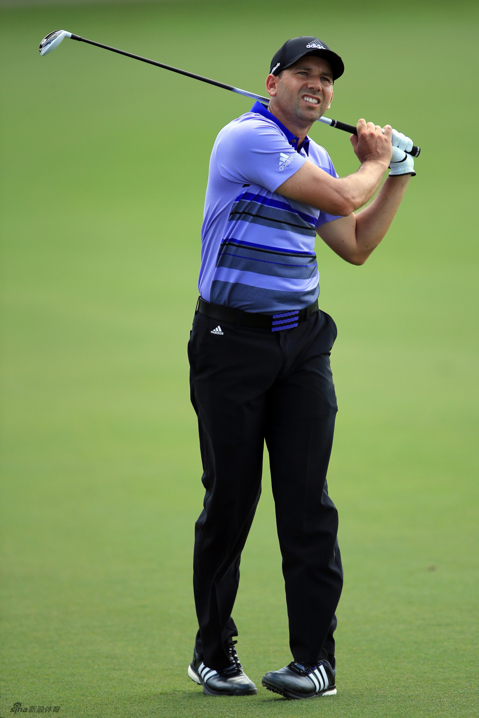 塞尔吉奥·加西亚完成一次强力击球后,身体完全扭转,做出标志性的高昂收杆动作,目光紧随小球飞向果岭。