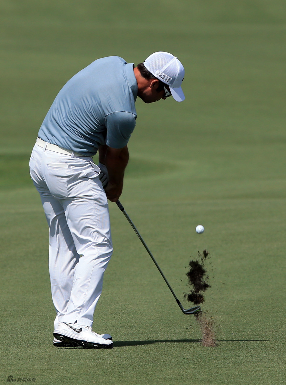保罗·卡西在果岭边进行切球,送杆动作平稳而完整,展现出对短杆技术的精湛控制。