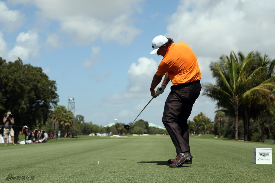 菲尔·米克尔森成功完成沙坑击球后,身体保持平衡,做出流畅的收杆姿势,目送小球飞向果岭。