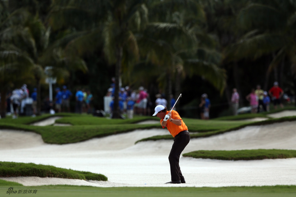 菲尔·米克尔森站在沙坑中,眉头微蹙,正专注地评估球位与旗杆位置,准备进行一次关键的沙坑救球。