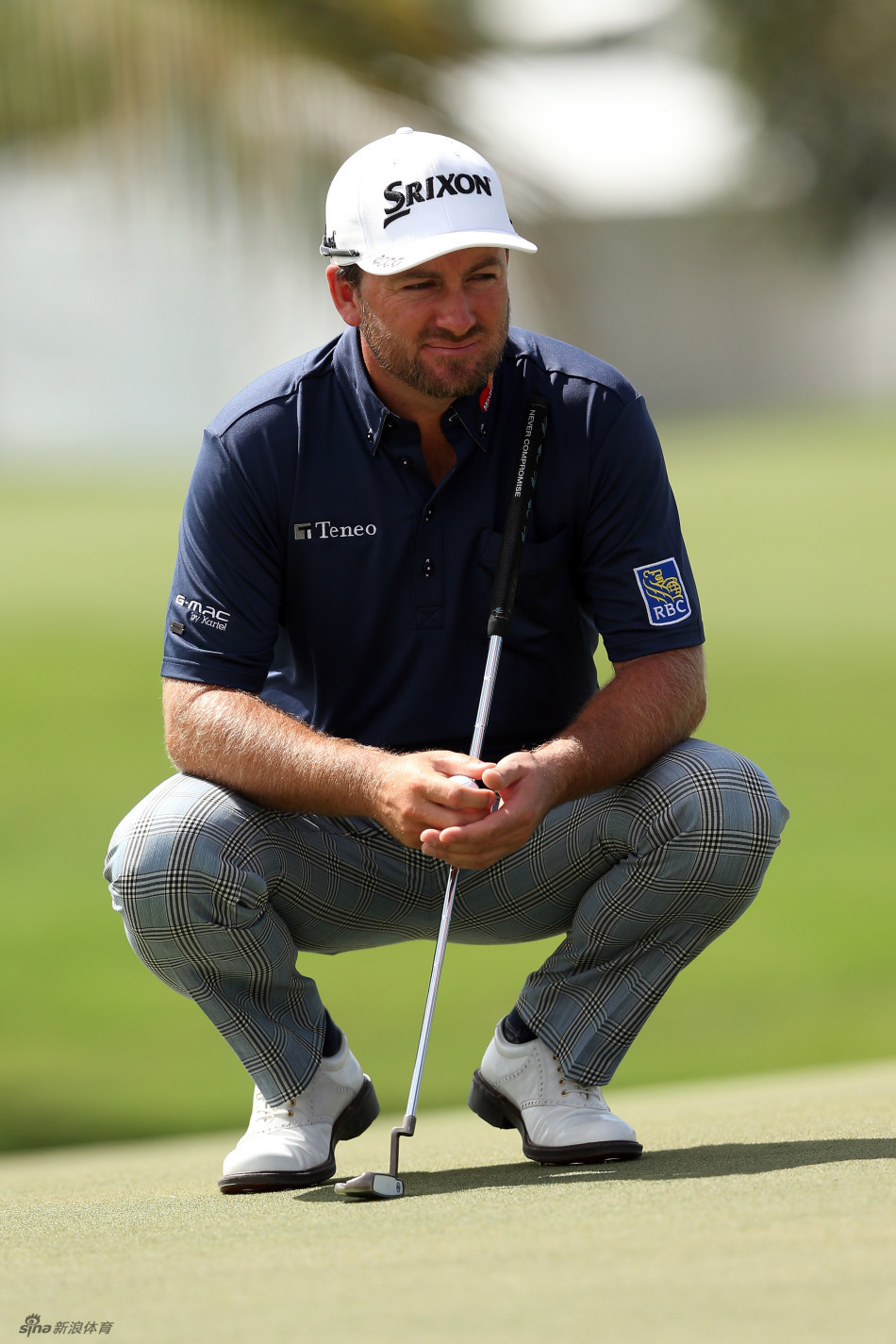 唐纳德·特朗普与女儿伊万卡在赛场边并肩而立,专注地观看着空中特技飞行表演。