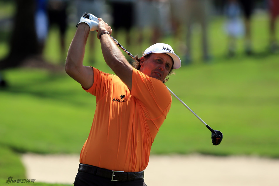 哥伦比亚小姐在开幕式上展露迷人笑容,她的到场助阵彰显了高尔夫赛事融合体育与时尚的独特魅力。