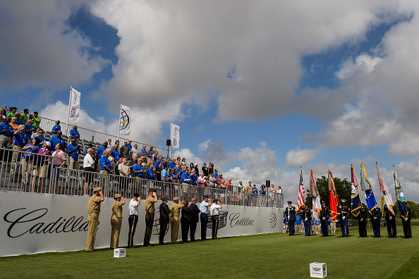 哥伦比亚小姐身着优雅礼服亮相高尔夫赛事开幕式,为紧张激烈的赛事带来一抹亮丽的时尚色彩。