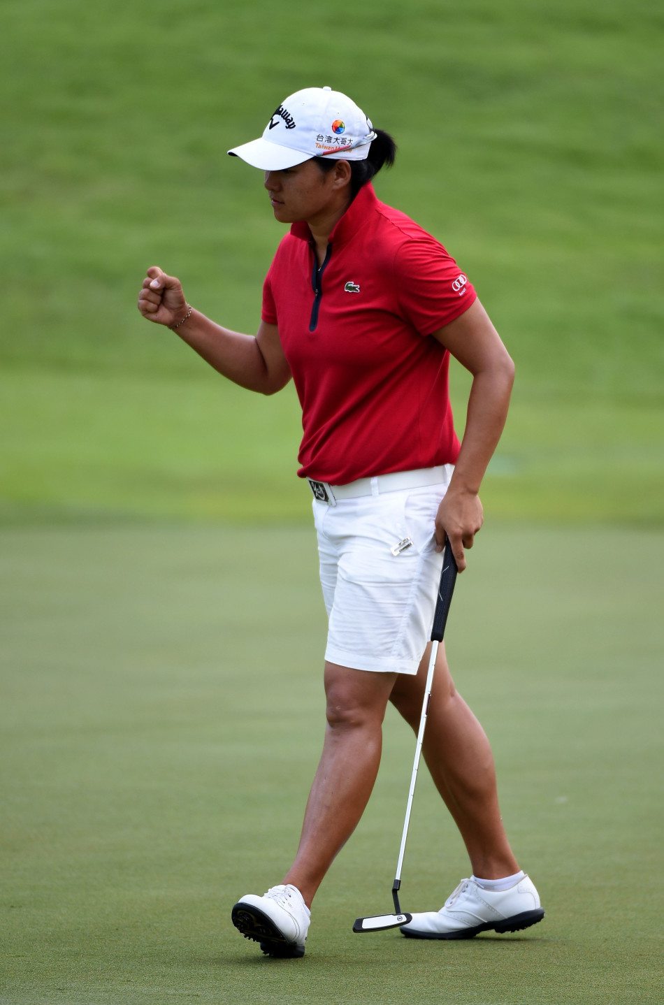 世界第一高宝璟在全神贯注地比赛中，展现其标志性的流畅挥杆与对胜利的纯粹渴望。