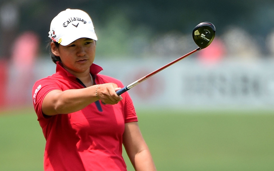 中华台北名将曾雅妮目光如炬，在果岭边沉稳推杆，展现出领袖般的非凡魄力。