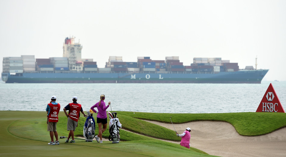 韩国人气球员崔罗莲展露甜美笑容，其可爱的姿态与认真的竞技精神形成迷人反差。