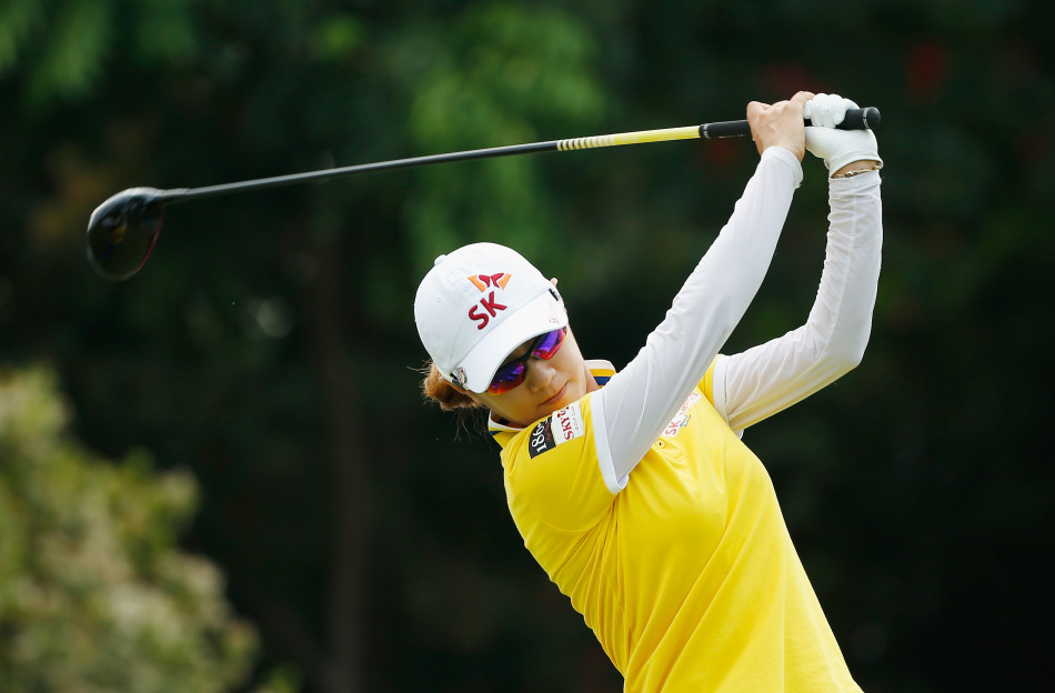 美国球员金楚笼完成一次完美挥杆后，优雅收杆，目光坚定地追随小白球飞向远方的落点。