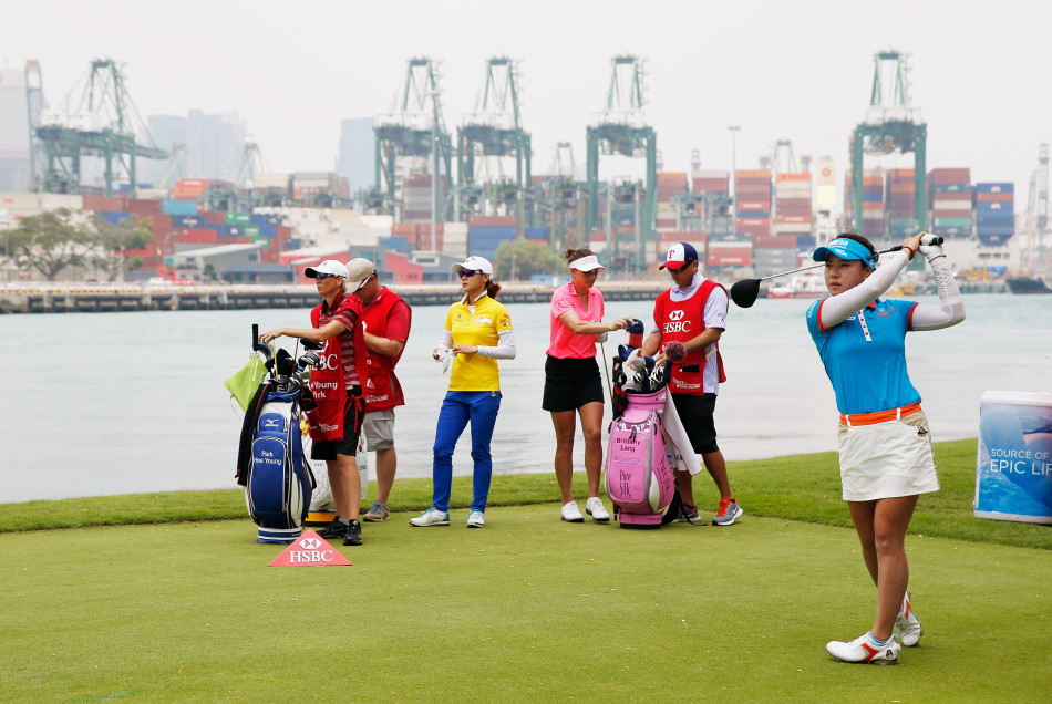 德国美女球员桑德拉·盖尔在绿茵场上凝神准备，阳光洒在她的金发上，构成一幅动人的运动画卷。