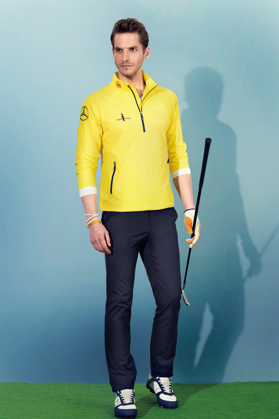 两位身着时尚高尔夫系列服装的球手在球道上悠闲漫步,服装色彩明快,风格休闲,完美融入开阔的球场景观之中