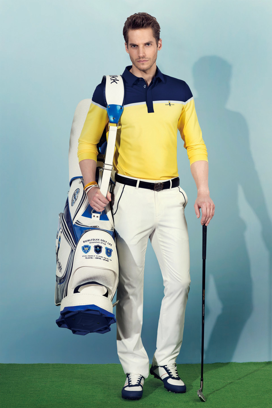 女性高尔夫球手身着修身剪裁的时尚款式,在球场沙坑中自信挥杆,展现现代高尔夫服饰兼具性能与优雅的设计魅力