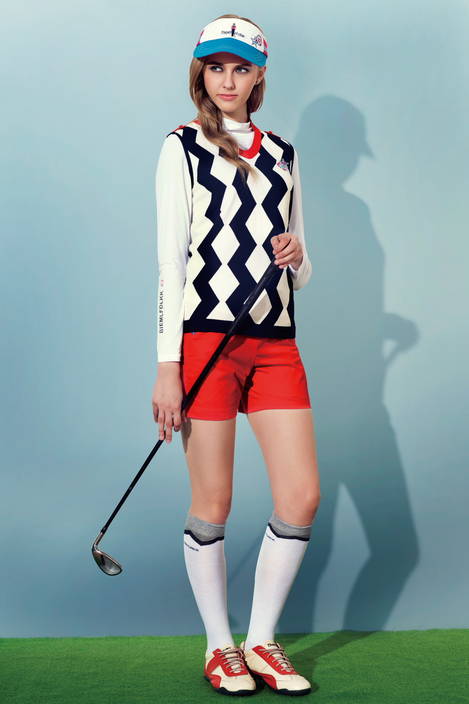 展示桌上铺陈着多件色彩缤纷的高尔夫服装,从明黄色到典雅深蓝,清晰展现了面料质感与系列色彩的多样性