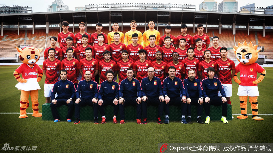 广州恒大队2013年亚冠巅峰期全家福，里皮教练与孔卡、穆里奇、埃尔克森等巨星笑容灿烂，身后的冠军奖杯熠熠生辉，定格了中超首个亚冠冠军的辉煌瞬间。