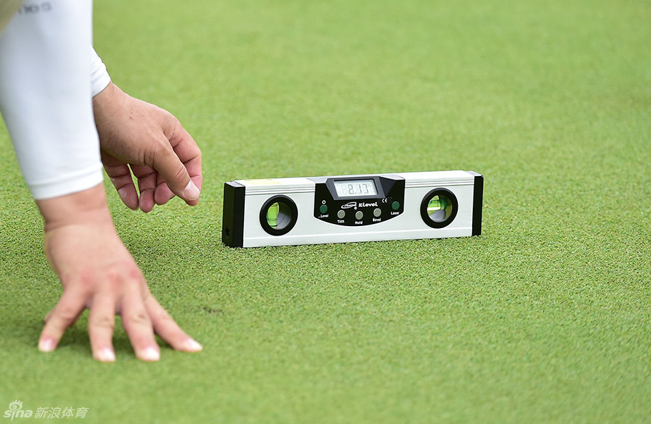 刘钰完成一次完美的挥杆后优雅收杆,动作流畅而稳定,尽显职业球员的风范。